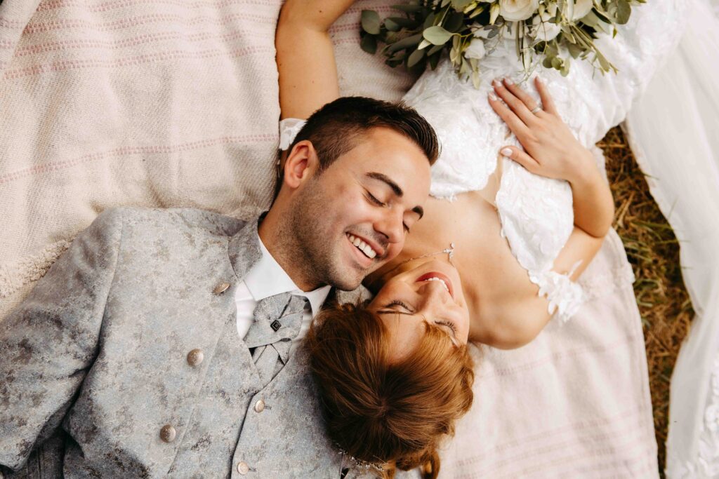 Brautpaar wurde von oben fotografiert.