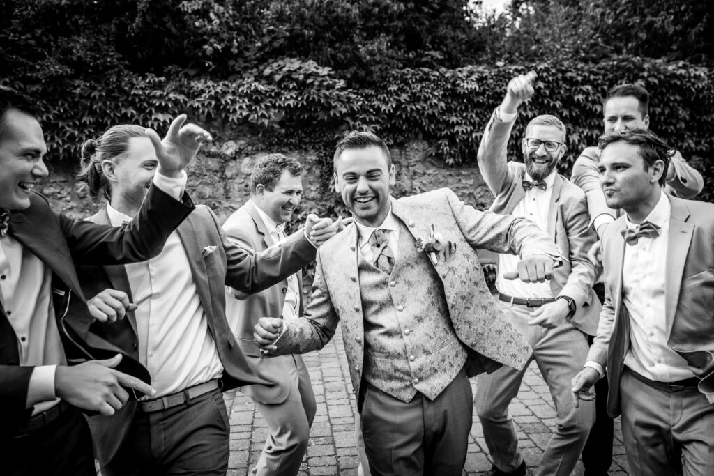 Bräutigam feiert im seinen Jungs