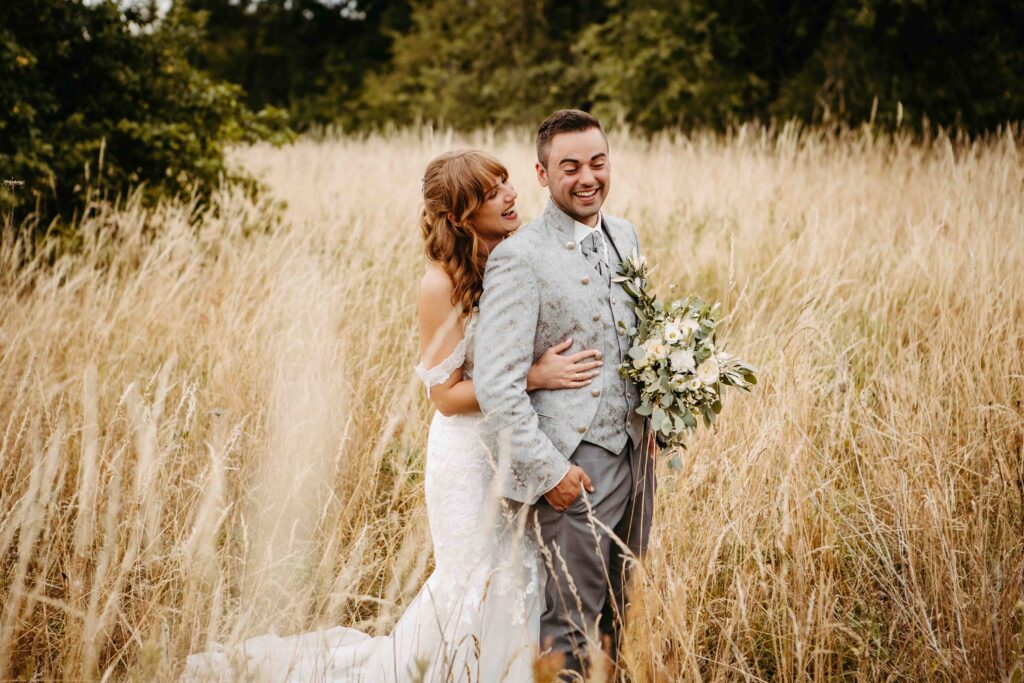 Braut und Bräutigam genießen den Ausblick am Falkenberg Flörsheim