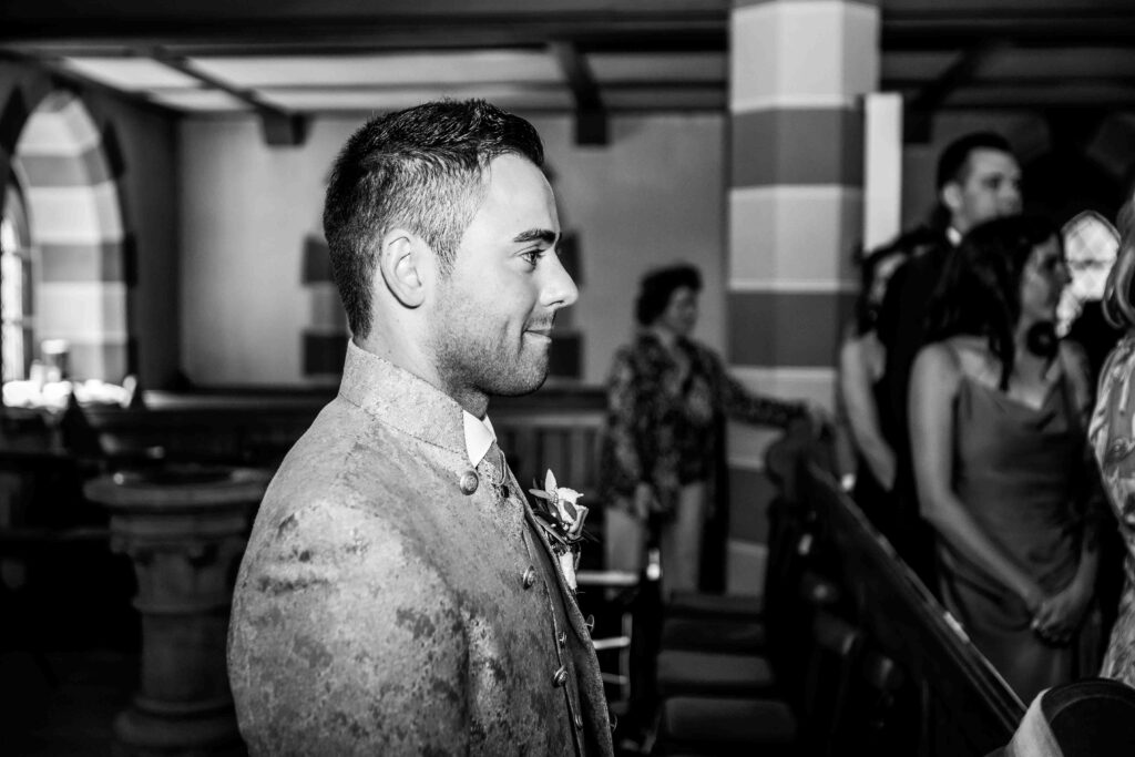 Bräutigam von dr seite in der Kirche.