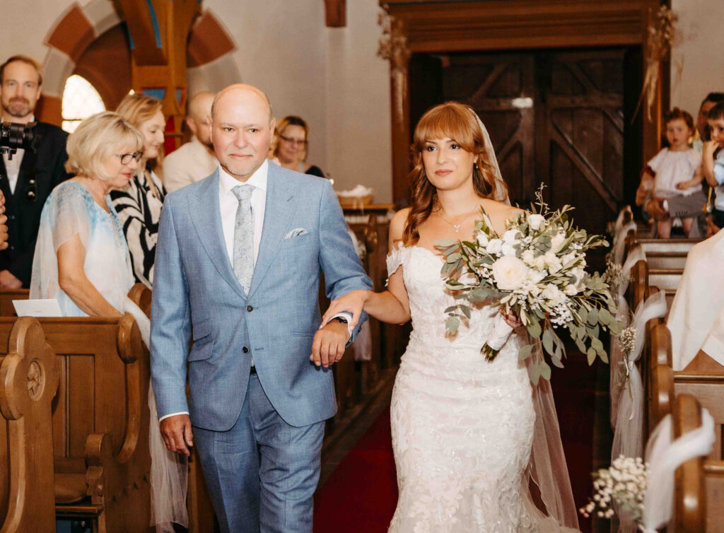 Brautpapa bring seine Tochter rein.