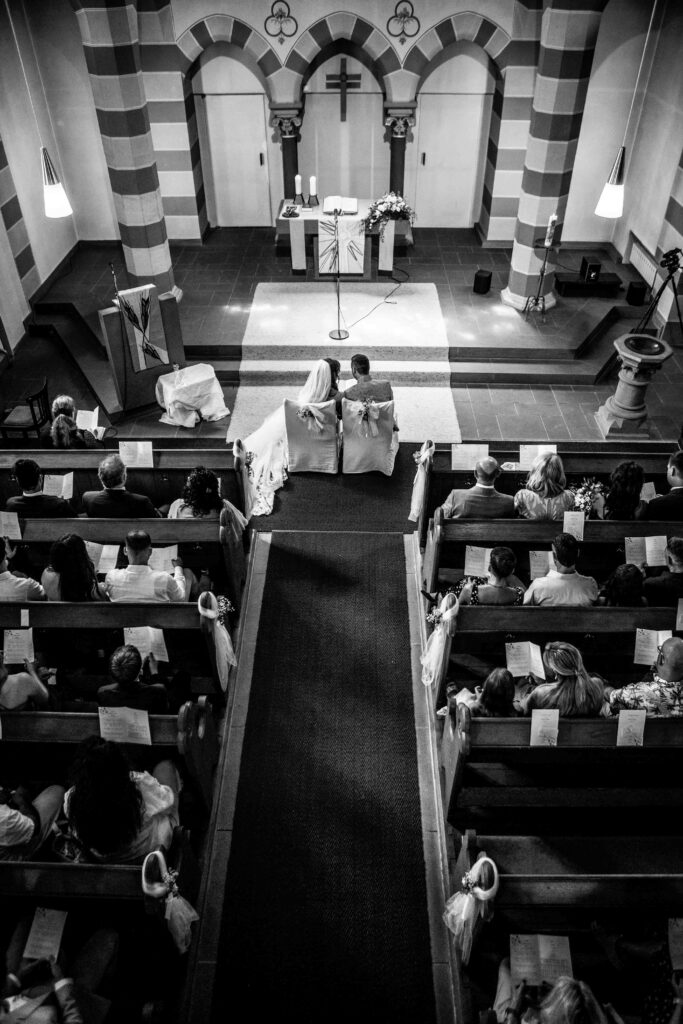 Brautpaar von oben in der Kirche fotografiert.