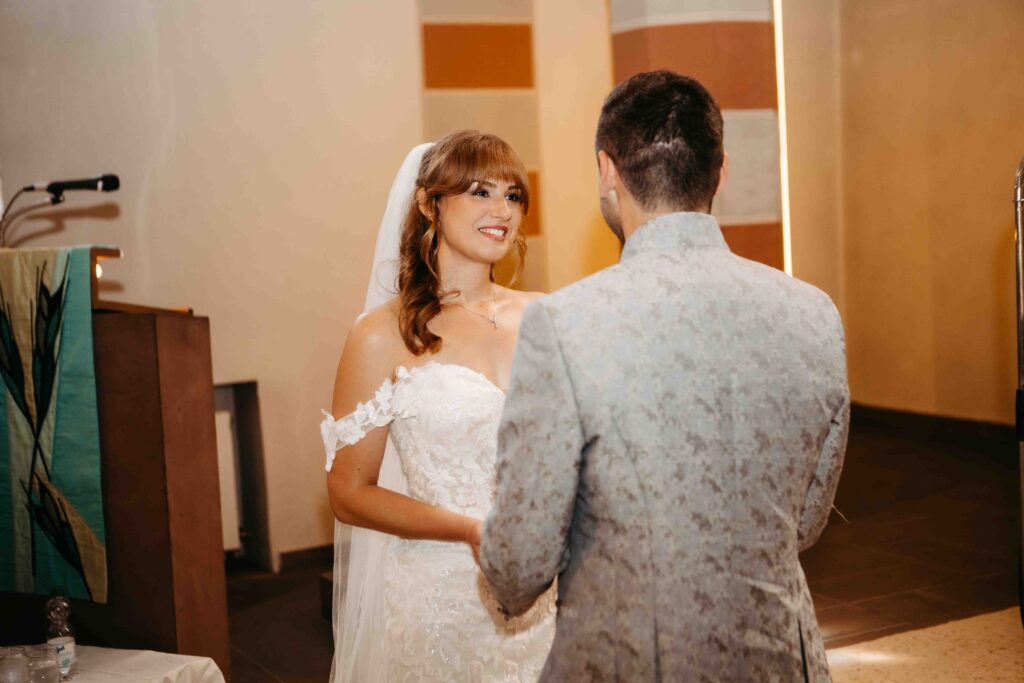 Brautpaar schaut sich vierliebt an