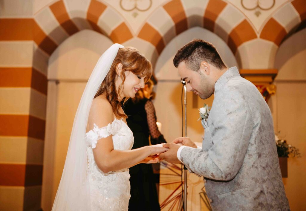 Brautpaar steckt sich Ringe an