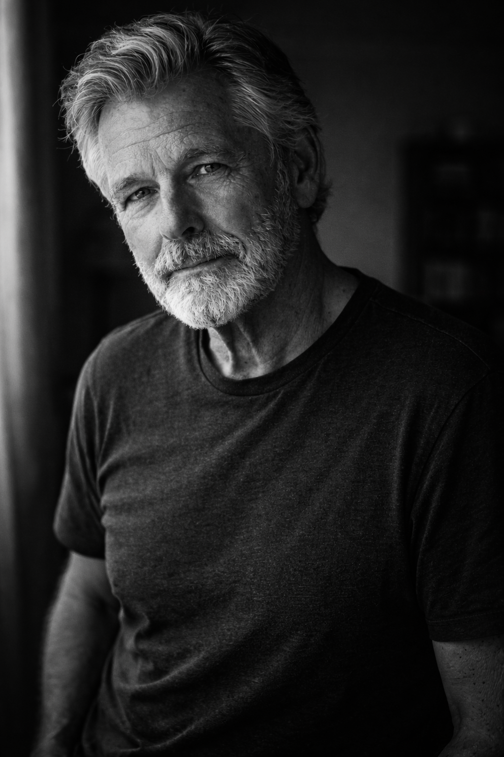 Foto ist in Schwarz Weiß mann mit Bart